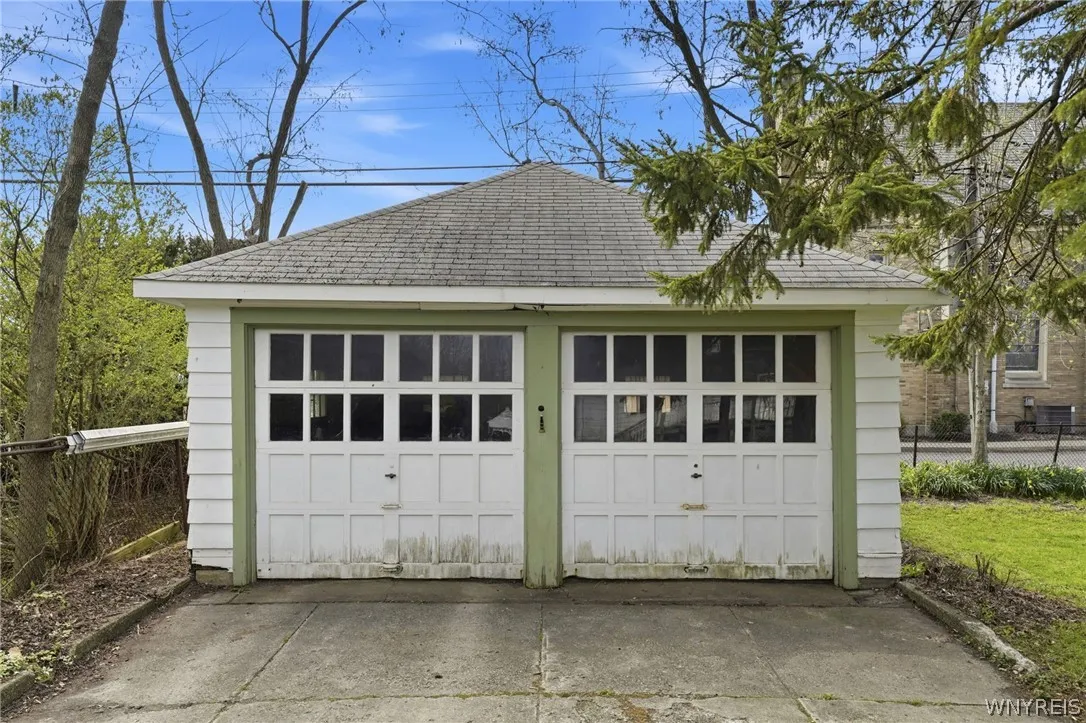 Detached 2 car garage.