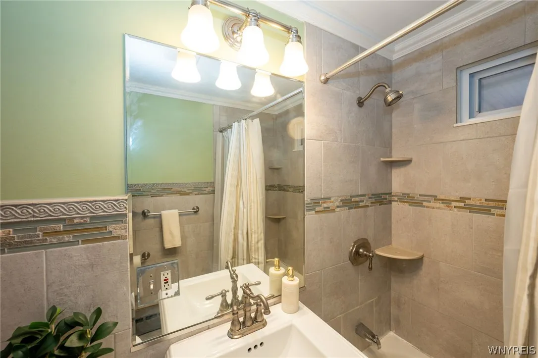 242 Creekside Drive, Tonawanda, New York 14150, Tonawanda, New York 14150, 3 Bedrooms Bedrooms, 8 Rooms Rooms,1 BathroomBathrooms,Residential,For Sale,242 Creekside Drive, Tonawanda, New York 14150,0,B1676480