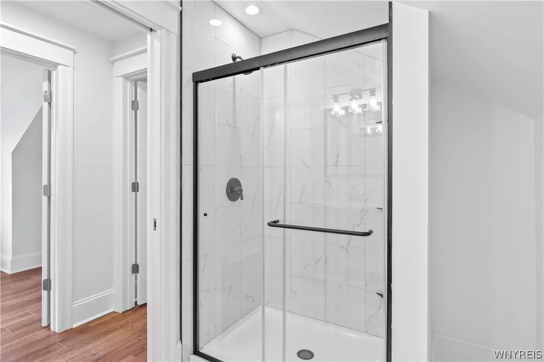 Full bathroom (2nd floor)