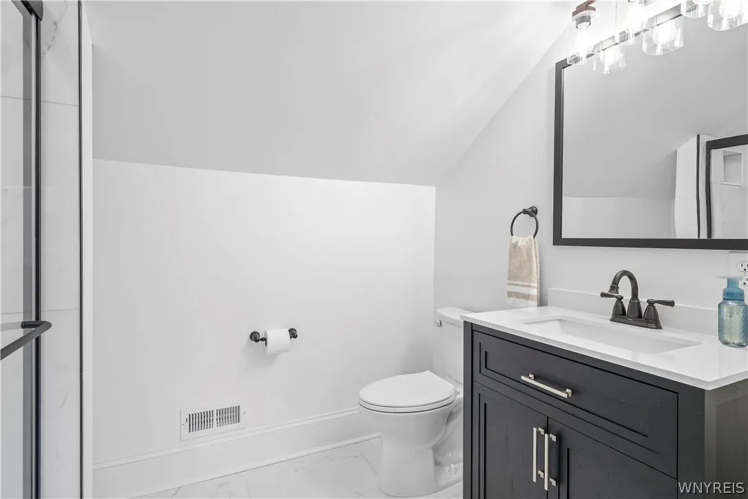 Full bathroom (2nd floor)