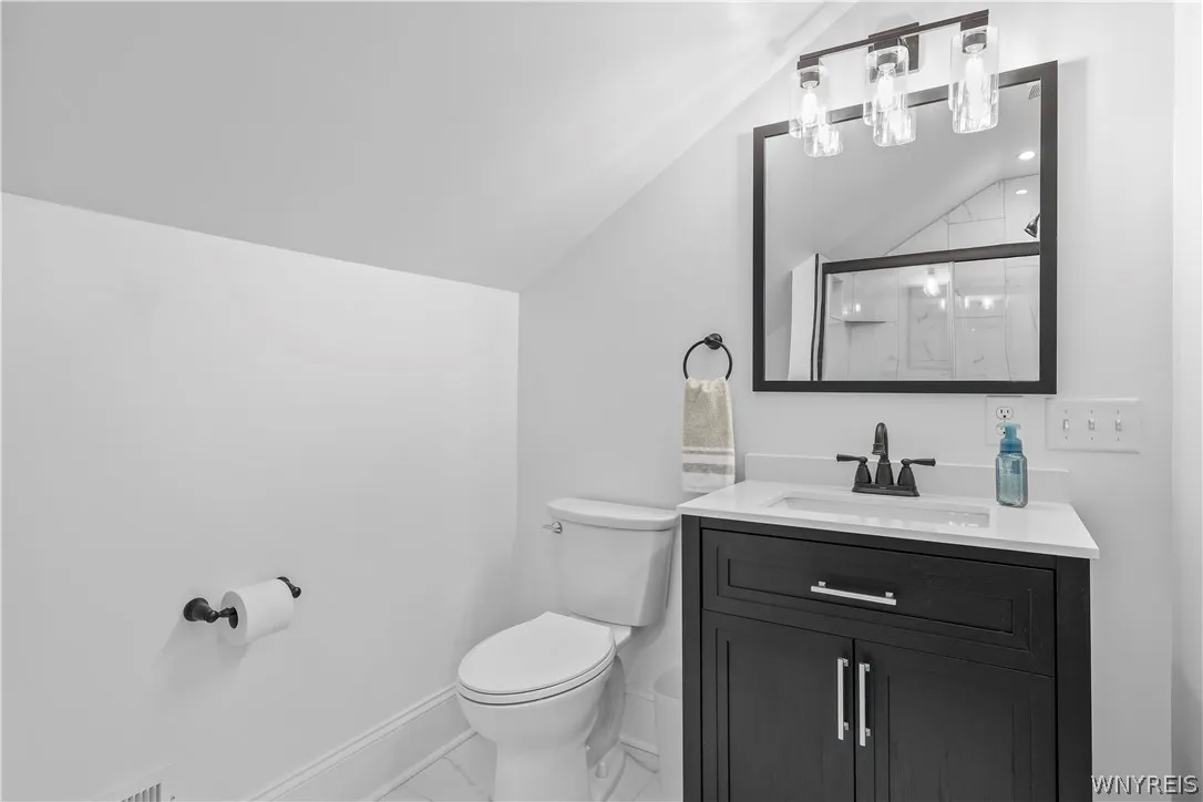 Full bathroom (2nd floor)