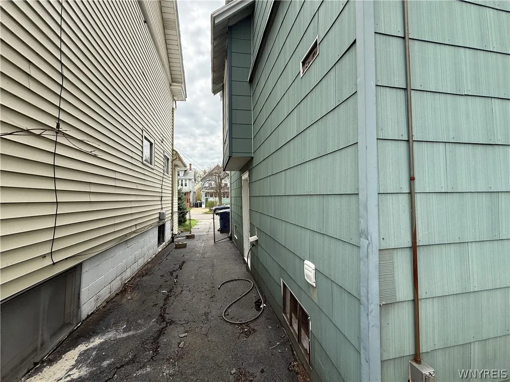 79 Henrietta Avenue, Buffalo, New York 14207, Buffalo, New York 14207, 3 Bedrooms Bedrooms, 6 Rooms Rooms,1 BathroomBathrooms,Residential,For Sale,79 Henrietta Avenue, Buffalo, New York 14207,0,B1658183