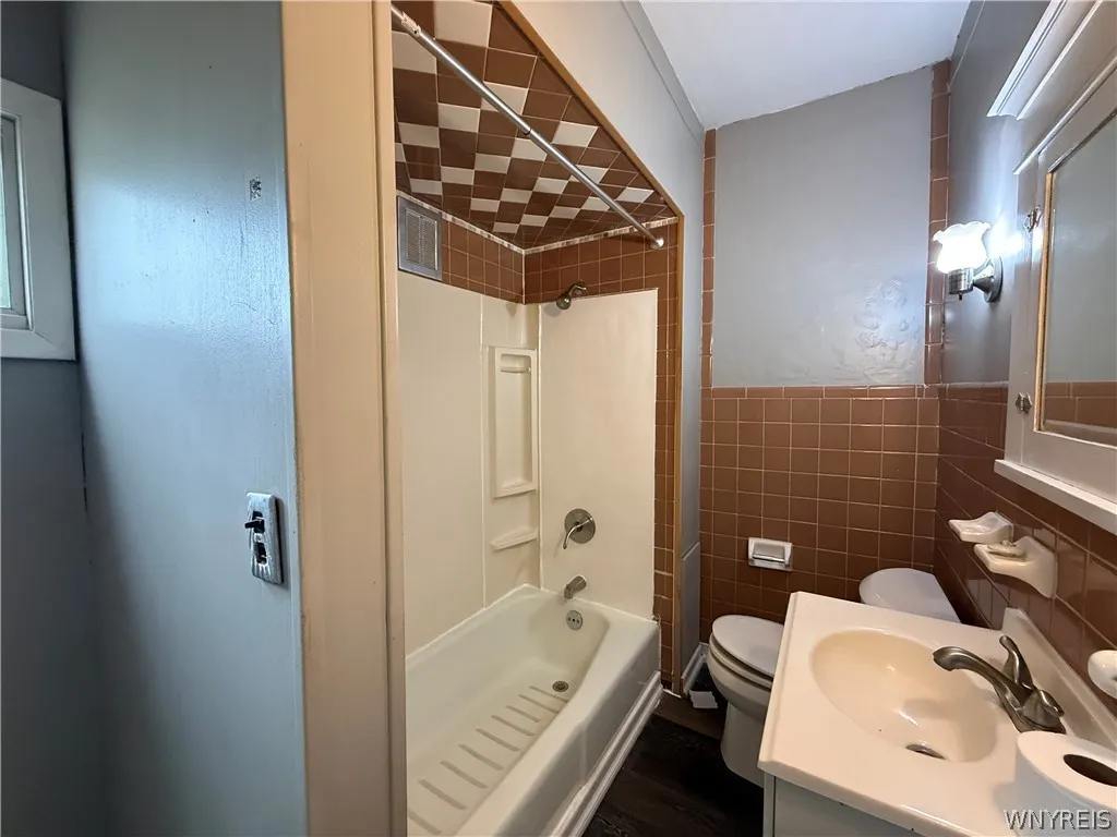 79 Henrietta Avenue, Buffalo, New York 14207, Buffalo, New York 14207, 3 Bedrooms Bedrooms, 6 Rooms Rooms,1 BathroomBathrooms,Residential,For Sale,79 Henrietta Avenue, Buffalo, New York 14207,0,B1658183