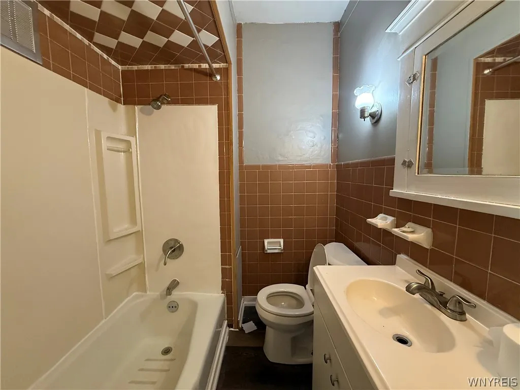 79 Henrietta Avenue, Buffalo, New York 14207, Buffalo, New York 14207, 3 Bedrooms Bedrooms, 6 Rooms Rooms,1 BathroomBathrooms,Residential,For Sale,79 Henrietta Avenue, Buffalo, New York 14207,0,B1658183