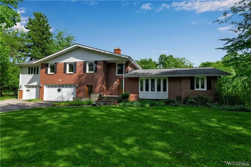 9325 Hunting Valley Road North, Clarence, New York, Clarence, New York 14031, 4 Bedroom Bedrooms, 11 Room Rooms,4 BathroomBathrooms,Residential,Closed,9325 Hunting Valley Road North, Clarence, New York,0,B1678266