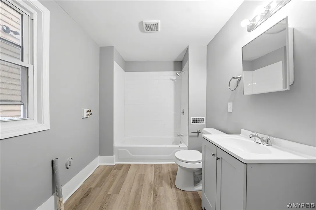 132 Ontario Street, Buffalo, New York 14207, Buffalo, New York 14207, 4 Bedrooms Bedrooms, 9 Rooms Rooms,2 BathroomsBathrooms,Residential,For Sale,132 Ontario Street, Buffalo, New York 14207,0,B1679141