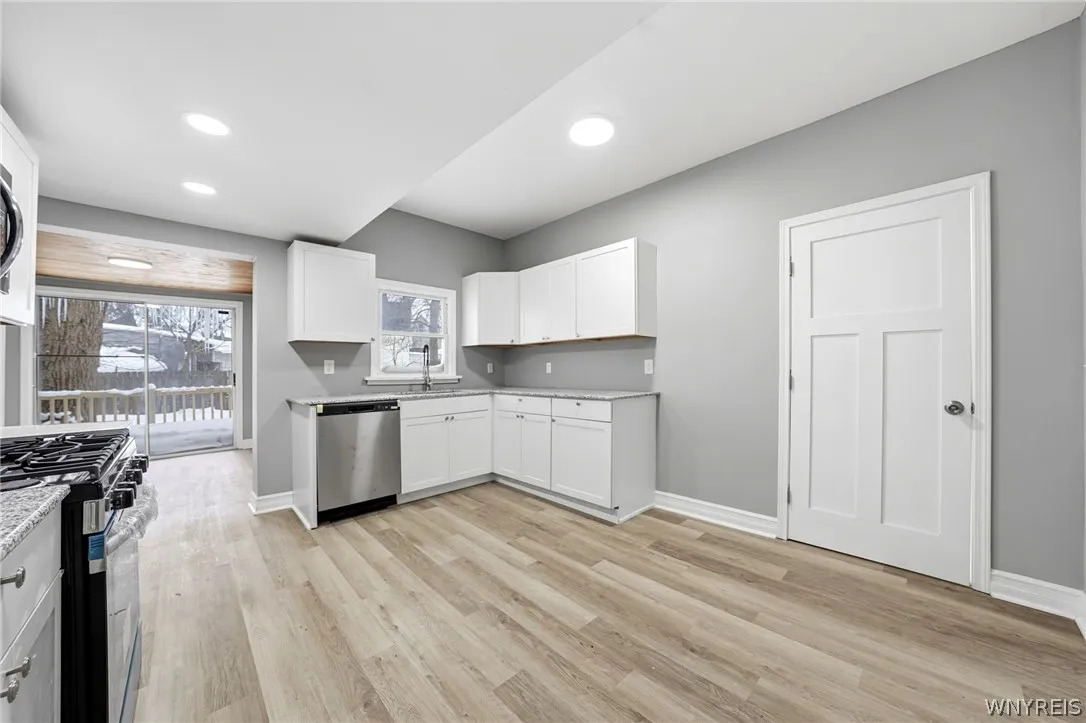 132 Ontario Street, Buffalo, New York 14207, Buffalo, New York 14207, 4 Bedrooms Bedrooms, 9 Rooms Rooms,2 BathroomsBathrooms,Residential,For Sale,132 Ontario Street, Buffalo, New York 14207,0,B1679141