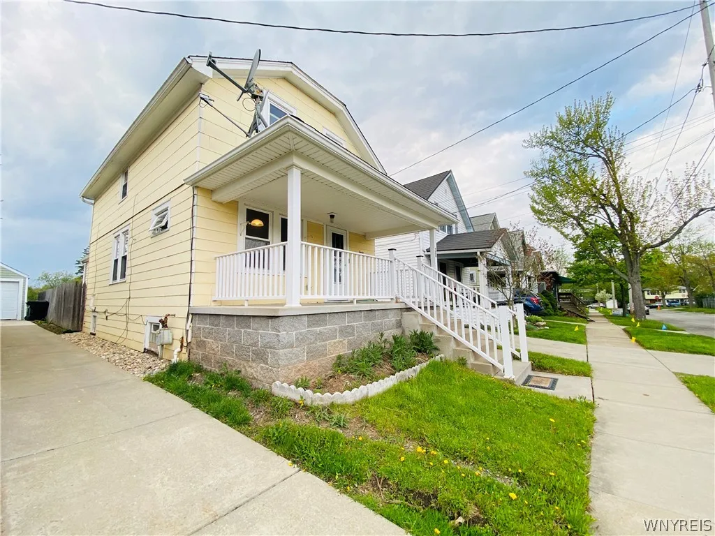 30 King Street, Tonawanda, New York 14150, Tonawanda, New York 14150, 4 Bedrooms Bedrooms, 7 Rooms Rooms,2 BathroomsBathrooms,Residential,For Sale,30 King Street, Tonawanda, New York 14150,0,B1680079