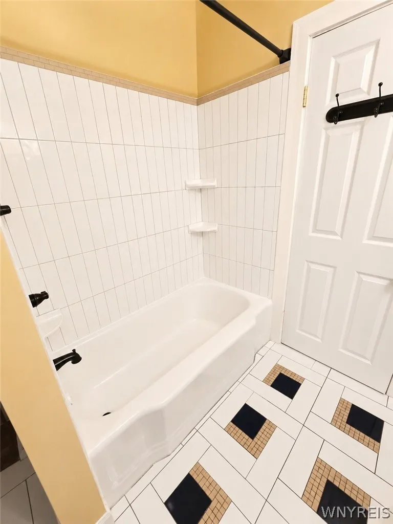 83 Baynes Street Lower, Buffalo, New York 14213, Buffalo, New York 14213, 3 Bedrooms Bedrooms, 6 Rooms Rooms,1 BathroomBathrooms,Residential Lease,For Rent,83 Baynes Street Lower, Buffalo, New York 14213,0,B1680683