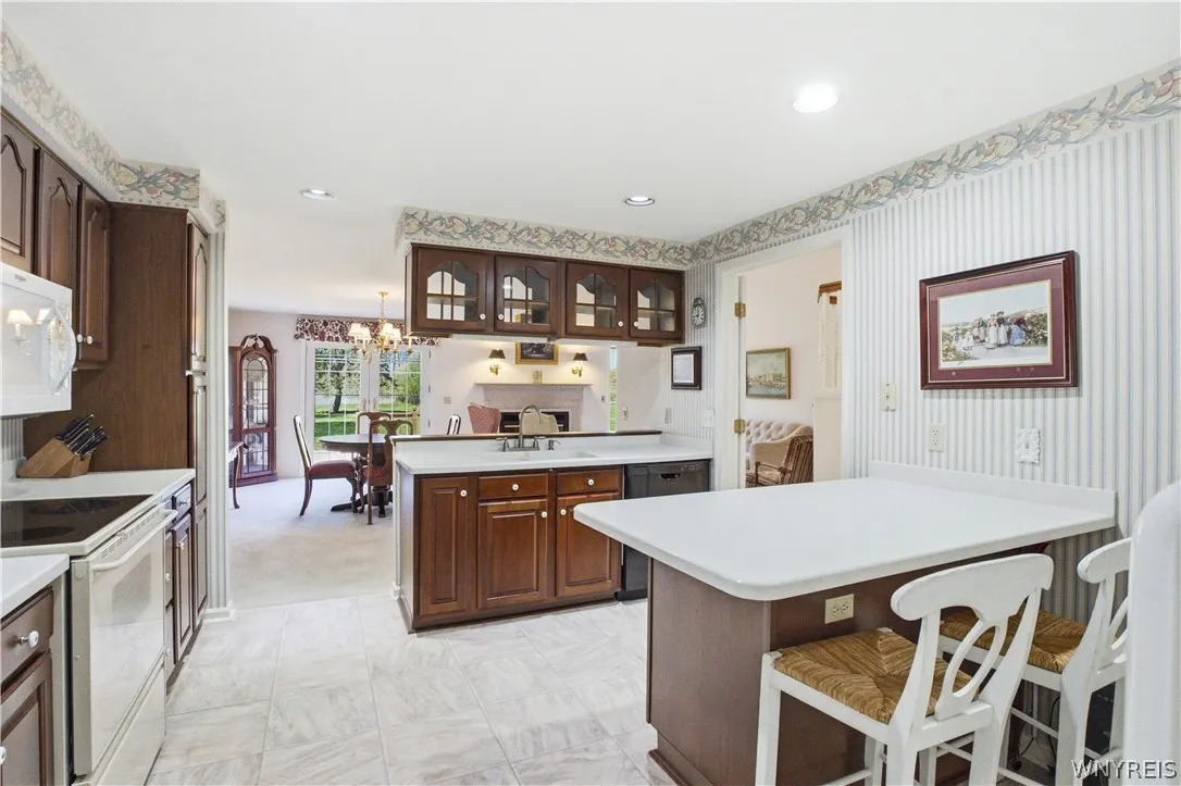 Kitchen with breakfast bar