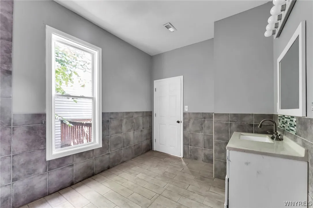 33 Lafayette Avenue, Buffalo, New York 14213, Buffalo, New York 14213, 4 Bedrooms Bedrooms, 6 Rooms Rooms,2 BathroomsBathrooms,Residential,For Sale,33 Lafayette Avenue, Buffalo, New York 14213,0,B1680800