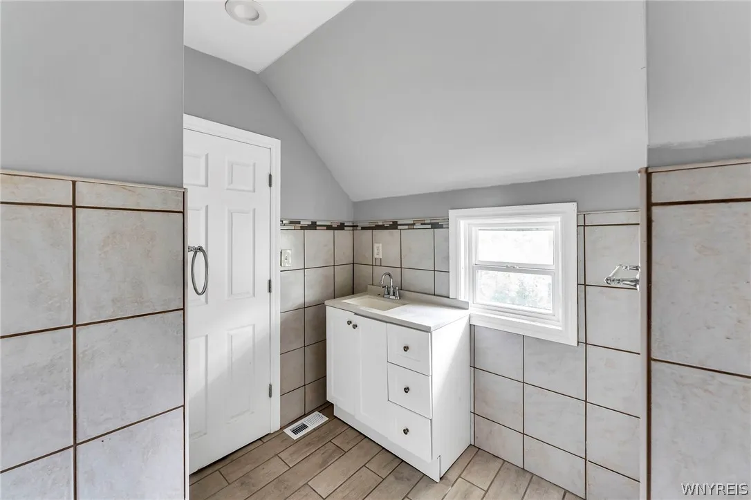 33 Lafayette Avenue, Buffalo, New York 14213, Buffalo, New York 14213, 4 Bedrooms Bedrooms, 6 Rooms Rooms,2 BathroomsBathrooms,Residential,For Sale,33 Lafayette Avenue, Buffalo, New York 14213,0,B1680800
