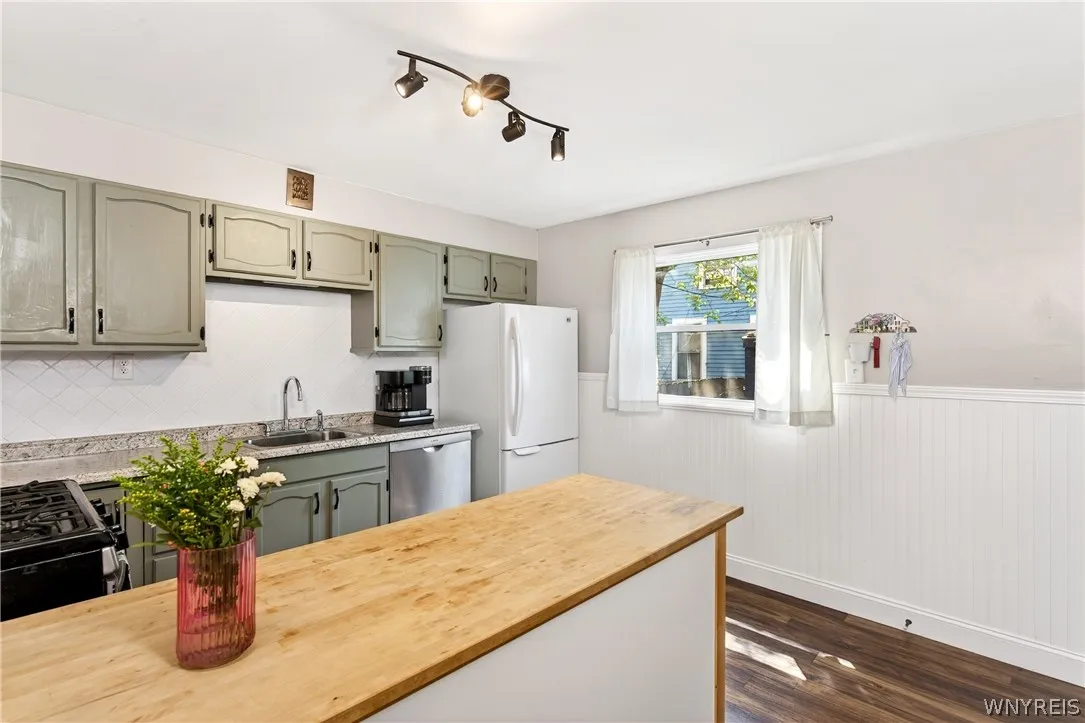 433 Breckenridge Street, Buffalo, New York 14213, Buffalo, New York 14213, 4 Bedrooms Bedrooms, 10 Rooms Rooms,1 BathroomBathrooms,Residential,For Sale,433 Breckenridge Street, Buffalo, New York 14213,0,B1680548