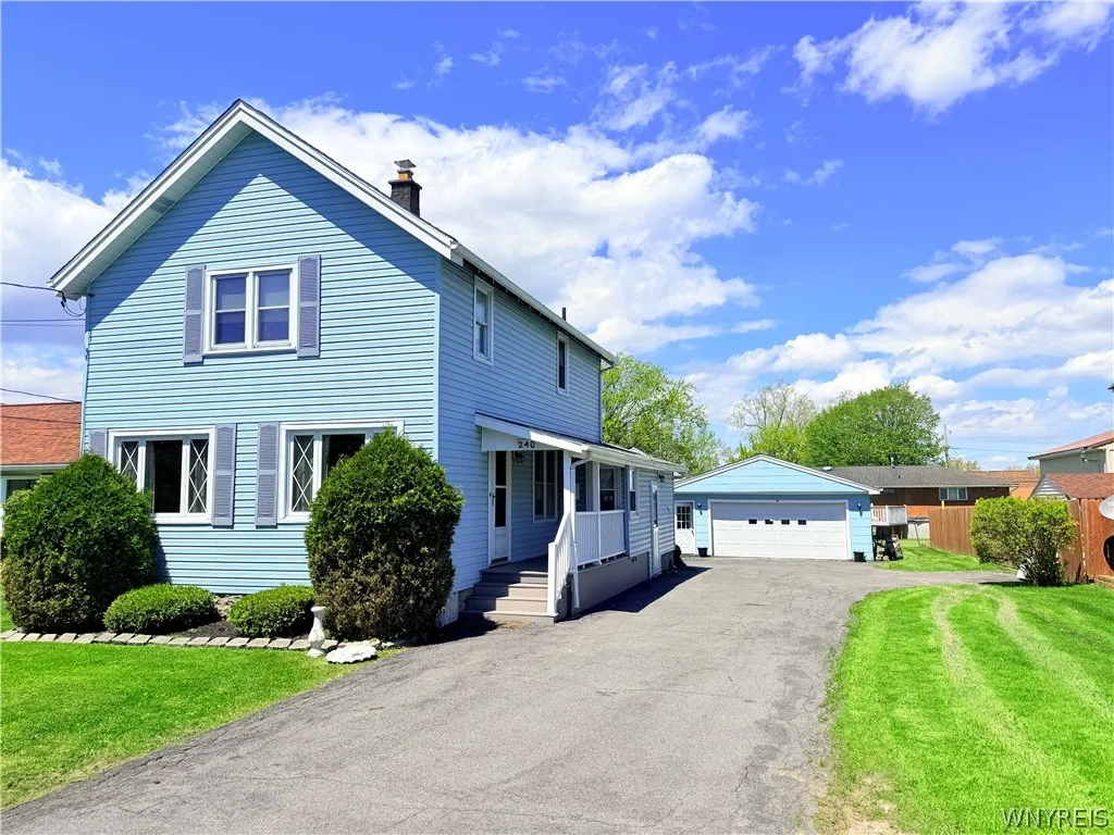 240 Hillside Avenue, Orchard Park, New York 14127, Orchard Park, New York 14127, 4 Bedrooms Bedrooms, 6 Rooms Rooms,1 BathroomBathrooms,Residential,Closed,240 Hillside Avenue, Orchard Park, New York 14127,0,B1680881