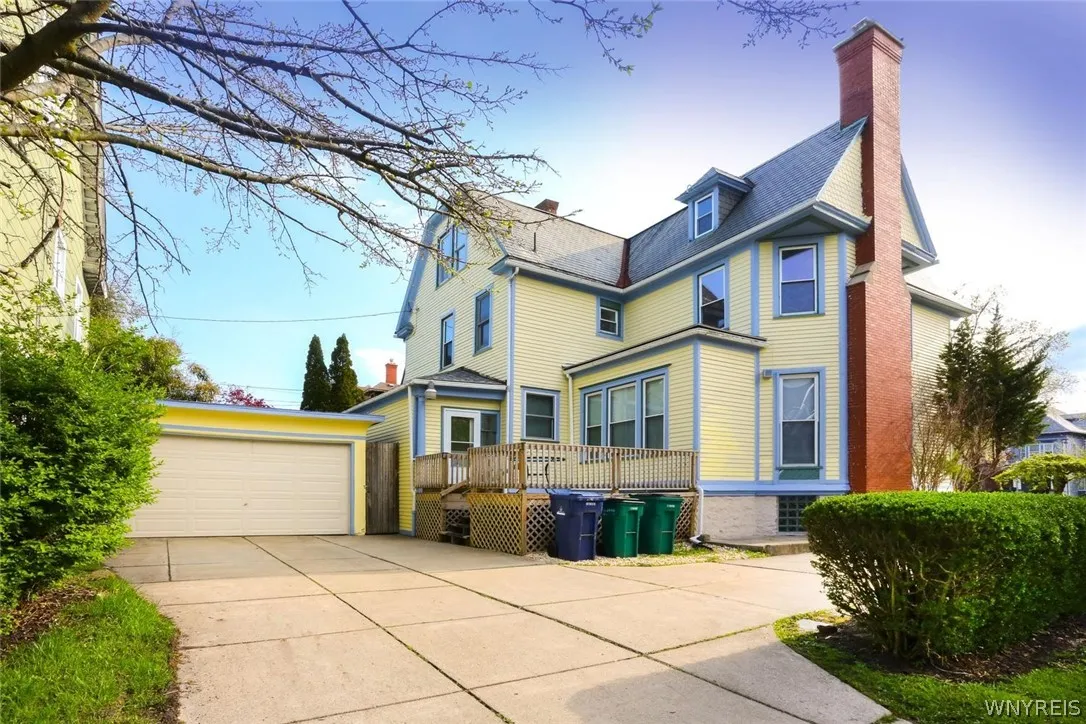 Exterior/Garage
