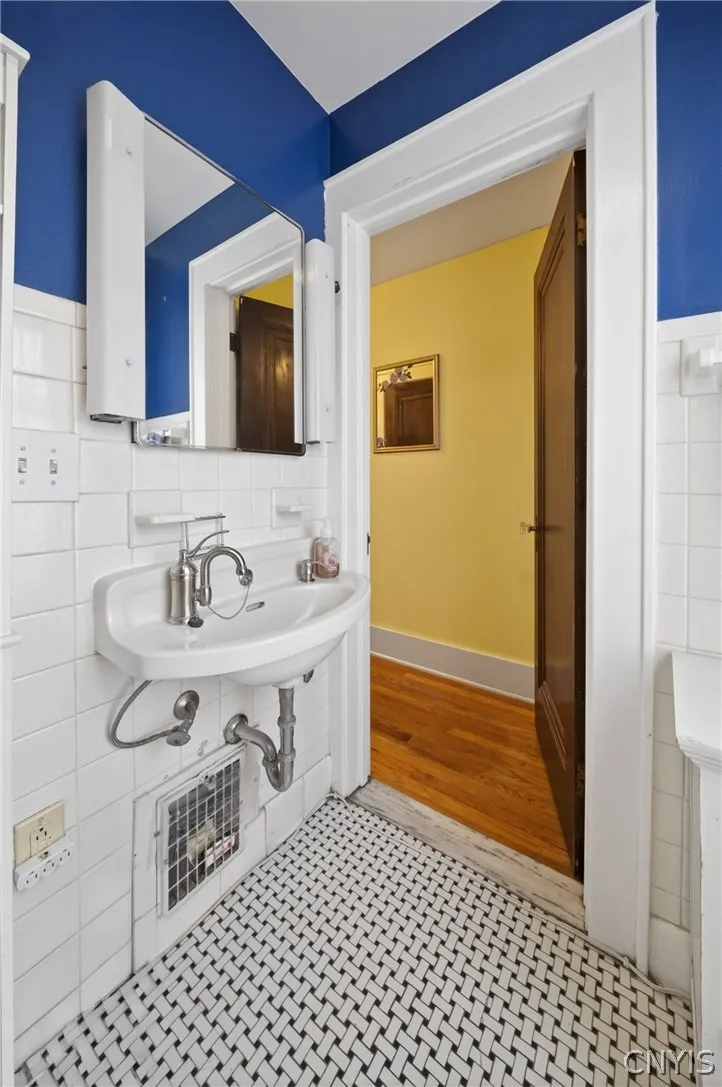 521 Kensington Road, Syracuse, New York 13210, Syracuse, New York 13210, 3 Bedrooms Bedrooms, 9 Rooms Rooms,1 BathroomBathrooms,Residential,For Sale,521 Kensington Road, Syracuse, New York 13210,0,S1681210