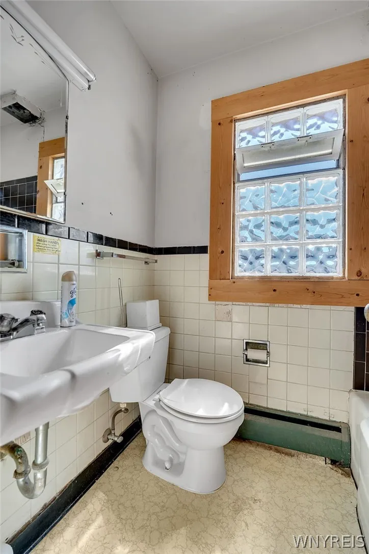 2123 Clinton Street, West Seneca, New York 14206, West Seneca, New York 14206, 4 Rooms Rooms,Commercial Sale,For Sale,2123 Clinton Street, West Seneca, New York 14206,0,B1681894