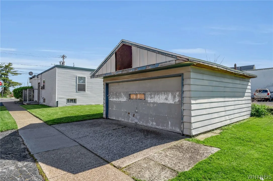 2123 Clinton Street, West Seneca, New York 14206, West Seneca, New York 14206, 4 Rooms Rooms,Commercial Sale,For Sale,2123 Clinton Street, West Seneca, New York 14206,0,B1681894