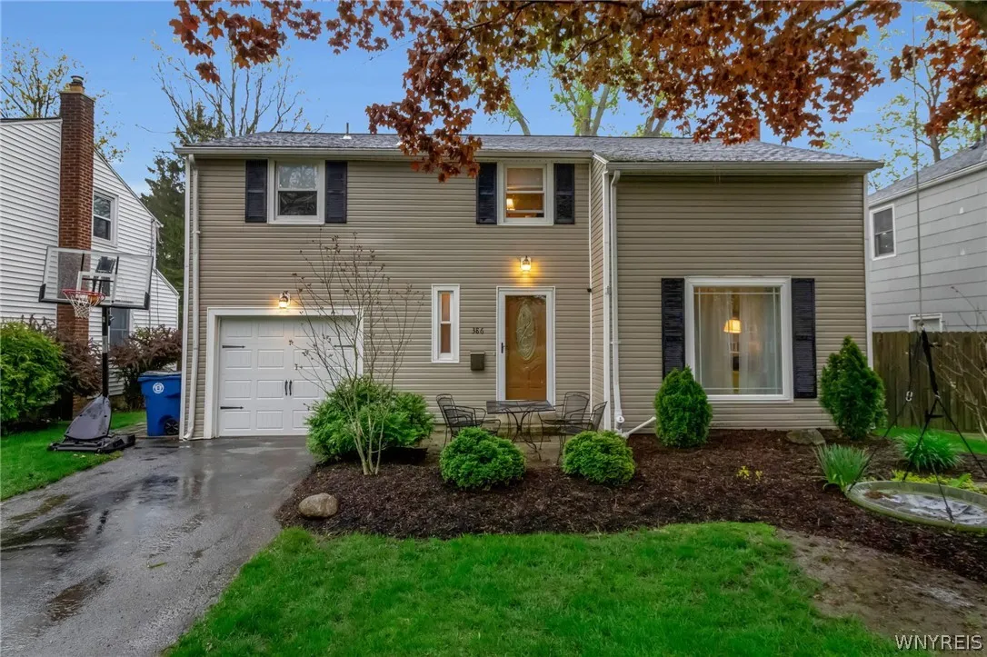 386 Roycroft Boulevard, Amherst, New York 14226, Amherst, New York 14226, 3 Bedrooms Bedrooms, 8 Rooms Rooms,1 BathroomBathrooms,Residential,For Sale,386 Roycroft Boulevard, Amherst, New York 14226,0,B1682473