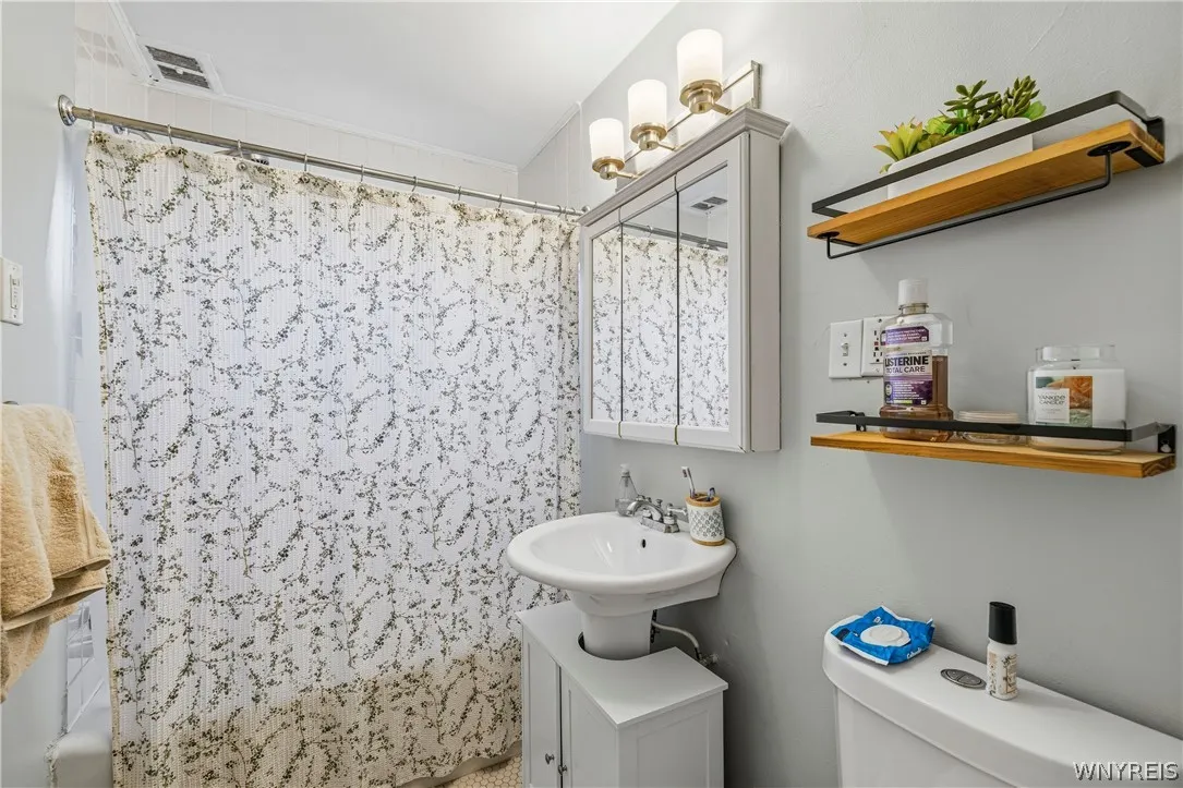 180 Richmond Avenue, Buffalo, New York 14222, Buffalo, New York 14222, 7 Bedrooms Bedrooms, ,4 BathroomsBathrooms,Residential,For Sale,180 Richmond Avenue, Buffalo, New York 14222,0,B1676154