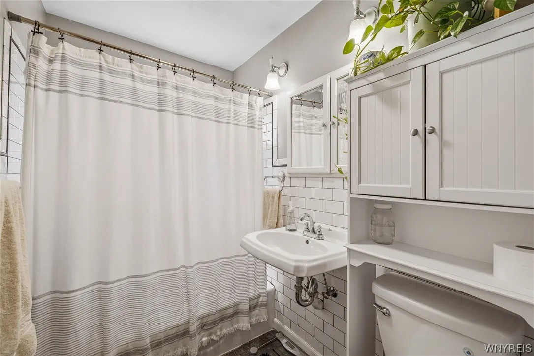 180 Richmond Avenue, Buffalo, New York 14222, Buffalo, New York 14222, 7 Bedrooms Bedrooms, ,4 BathroomsBathrooms,Residential,For Sale,180 Richmond Avenue, Buffalo, New York 14222,0,B1676154
