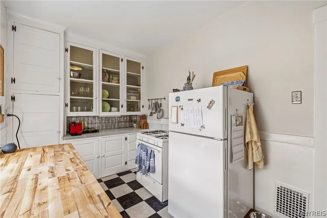 180 Richmond Avenue, Buffalo, New York 14222, Buffalo, New York 14222, 7 Bedrooms Bedrooms, ,4 BathroomsBathrooms,Residential,For Sale,180 Richmond Avenue, Buffalo, New York 14222,0,B1676154
