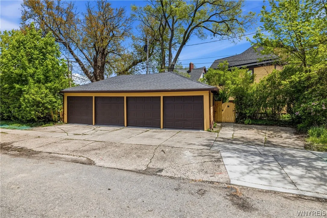 180 Richmond Avenue, Buffalo, New York 14222, Buffalo, New York 14222, 7 Bedrooms Bedrooms, ,4 BathroomsBathrooms,Residential,For Sale,180 Richmond Avenue, Buffalo, New York 14222,0,B1676154