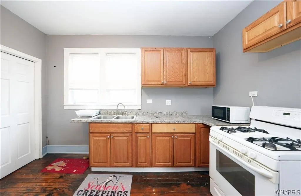 64 Ontario Street, Buffalo, New York 14207, Buffalo, New York 14207, 4 Bedrooms Bedrooms, ,2 BathroomsBathrooms,Residential,For Sale,64 Ontario Street, Buffalo, New York 14207,0,B1682606