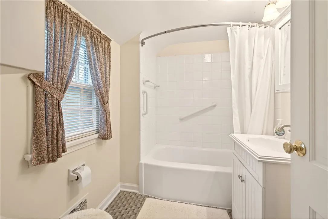 33 Hawley Dr Drive, Webster, New York 14580, Webster, New York 14580, 4 Bedrooms Bedrooms, 8 Rooms Rooms,1 BathroomBathrooms,Residential,For Sale,33 Hawley Dr Drive, Webster, New York 14580,0,R1682632