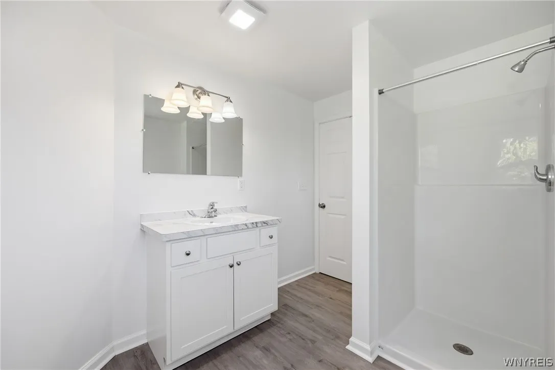 Full Bathroom 1 - 1st Floor