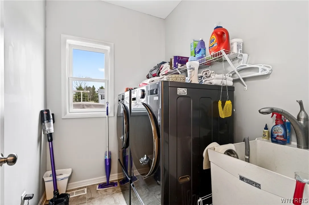17 Knoche Way, Orchard Park, New York 14127, Orchard Park, New York 14127, 4 Bedrooms Bedrooms, 13 Rooms Rooms,2 BathroomsBathrooms,Residential Lease,For Rent,17 Knoche Way, Orchard Park, New York 14127,0,B1682970