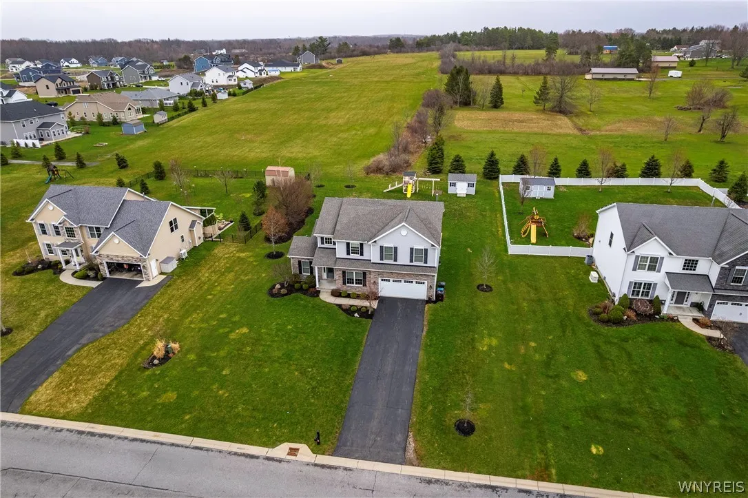 17 Knoche Way, Orchard Park, New York 14127, Orchard Park, New York 14127, 4 Bedrooms Bedrooms, 13 Rooms Rooms,2 BathroomsBathrooms,Residential Lease,For Rent,17 Knoche Way, Orchard Park, New York 14127,0,B1682970