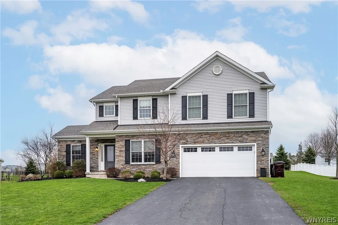 17 Knoche Way, Orchard Park, New York 14127, Orchard Park, New York 14127, 4 Bedrooms Bedrooms, 13 Rooms Rooms,2 BathroomsBathrooms,Residential Lease,For Rent,17 Knoche Way, Orchard Park, New York 14127,0,B1682970
