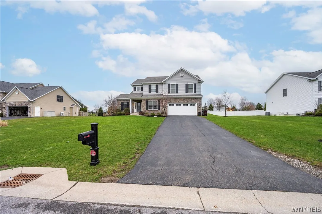 17 Knoche Way, Orchard Park, New York 14127, Orchard Park, New York 14127, 4 Bedrooms Bedrooms, 13 Rooms Rooms,2 BathroomsBathrooms,Residential Lease,For Rent,17 Knoche Way, Orchard Park, New York 14127,0,B1682970