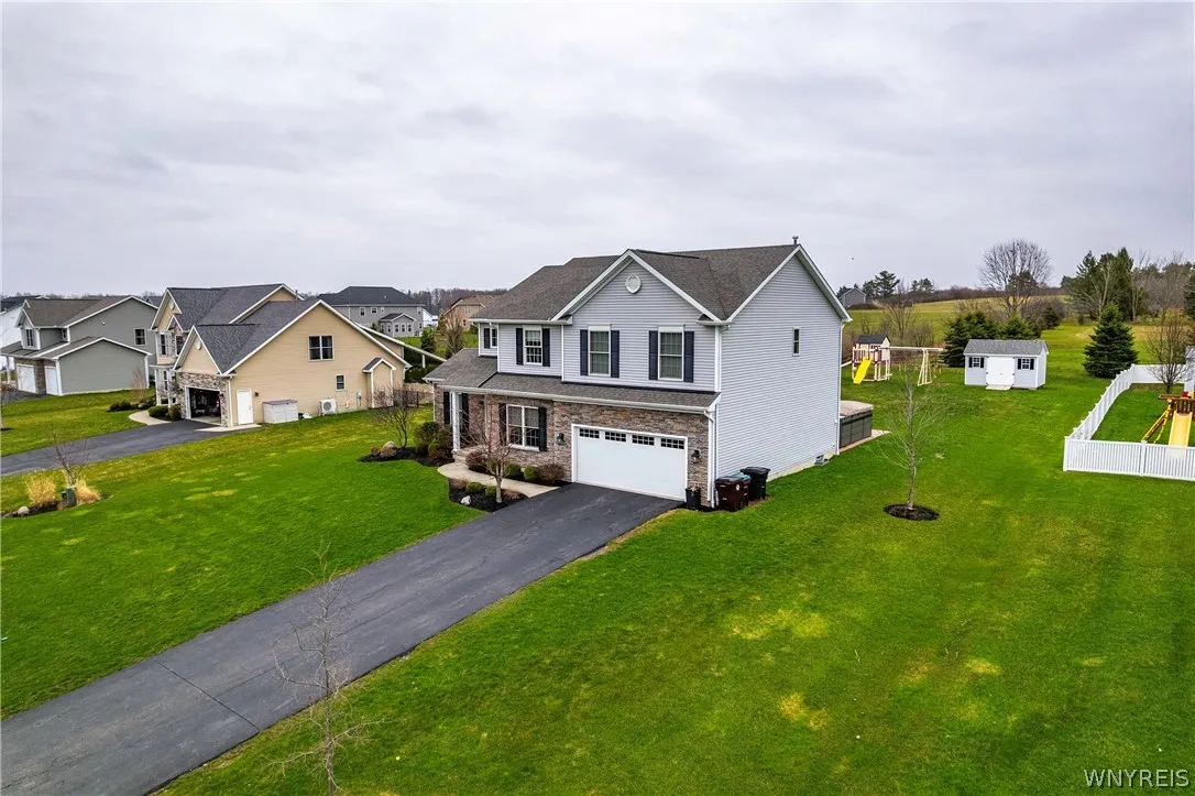 17 Knoche Way, Orchard Park, New York 14127, Orchard Park, New York 14127, 4 Bedrooms Bedrooms, 13 Rooms Rooms,2 BathroomsBathrooms,Residential Lease,For Rent,17 Knoche Way, Orchard Park, New York 14127,0,B1682970