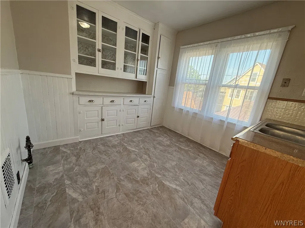 22 Briggs Avenue, Buffalo, New York 14207, Buffalo, New York 14207, 6 Bedrooms Bedrooms, ,2 BathroomsBathrooms,Residential,For Sale,22 Briggs Avenue, Buffalo, New York 14207,0,B1682669