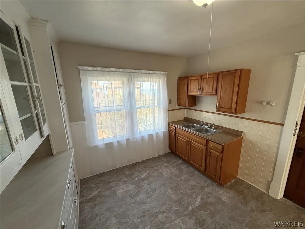 22 Briggs Avenue, Buffalo, New York 14207, Buffalo, New York 14207, 6 Bedrooms Bedrooms, ,2 BathroomsBathrooms,Residential,For Sale,22 Briggs Avenue, Buffalo, New York 14207,0,B1682669