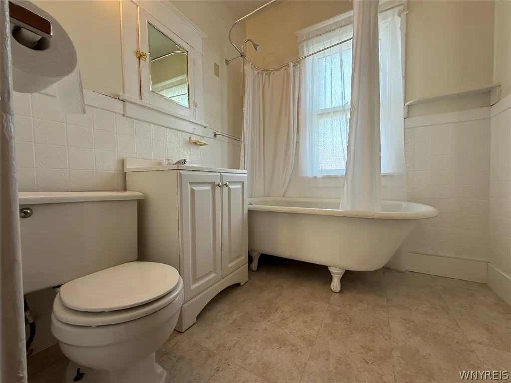 22 Briggs Avenue, Buffalo, New York 14207, Buffalo, New York 14207, 6 Bedrooms Bedrooms, ,2 BathroomsBathrooms,Residential,For Sale,22 Briggs Avenue, Buffalo, New York 14207,0,B1682669