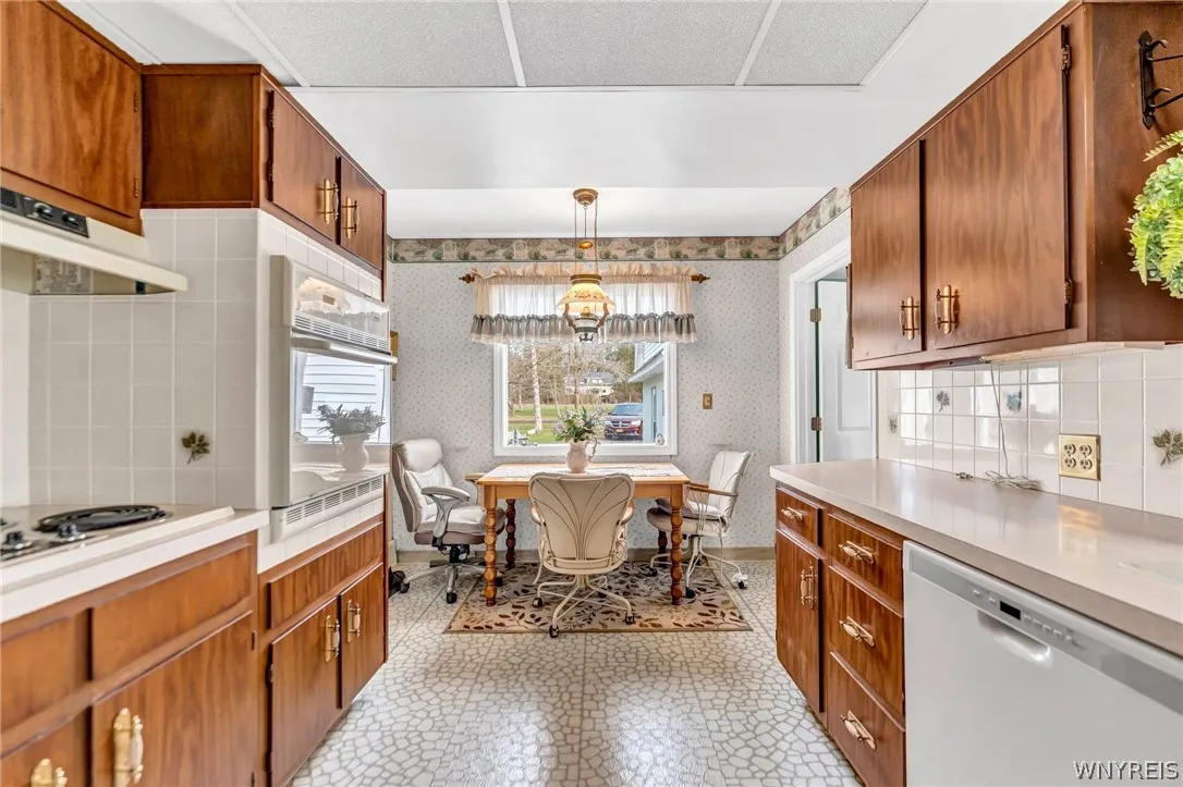 6105 Newton Road, Orchard Park, New York 14127, Orchard Park, New York 14127, 3 Bedrooms Bedrooms, 7 Rooms Rooms,1 BathroomBathrooms,Residential,For Sale,6105 Newton Road, Orchard Park, New York 14127,0,B1681753