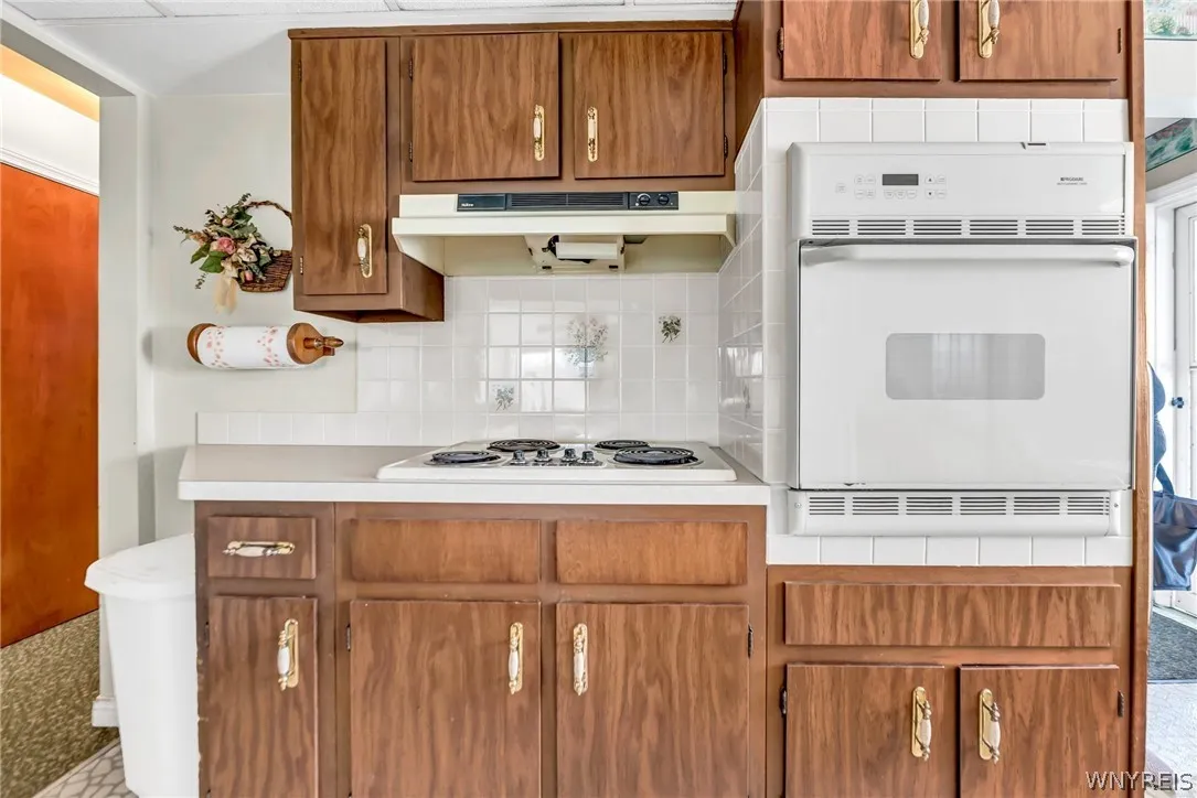 6105 Newton Road, Orchard Park, New York 14127, Orchard Park, New York 14127, 3 Bedrooms Bedrooms, 7 Rooms Rooms,1 BathroomBathrooms,Residential,For Sale,6105 Newton Road, Orchard Park, New York 14127,0,B1681753