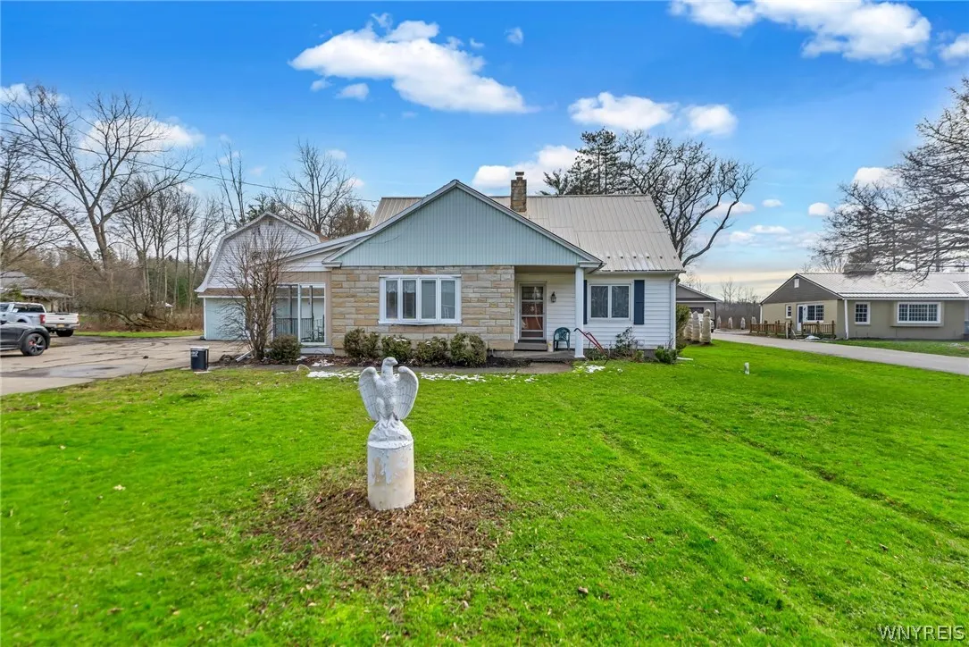 6105 Newton Road, Orchard Park, New York 14127, Orchard Park, New York 14127, 3 Bedrooms Bedrooms, 7 Rooms Rooms,1 BathroomBathrooms,Residential,For Sale,6105 Newton Road, Orchard Park, New York 14127,0,B1681753