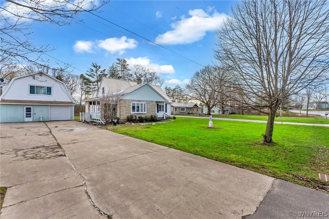 6105 Newton Road, Orchard Park, New York 14127, Orchard Park, New York 14127, 3 Bedrooms Bedrooms, 7 Rooms Rooms,1 BathroomBathrooms,Residential,For Sale,6105 Newton Road, Orchard Park, New York 14127,0,B1681753