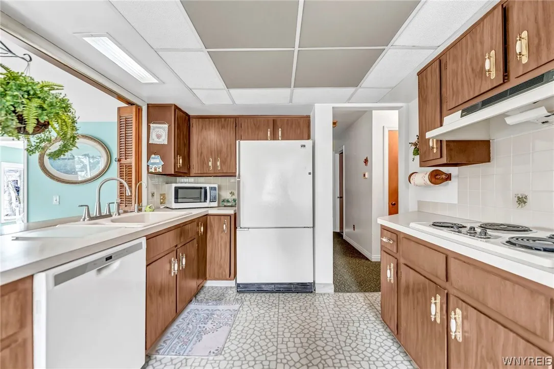 6105 Newton Road, Orchard Park, New York 14127, Orchard Park, New York 14127, 3 Bedrooms Bedrooms, 7 Rooms Rooms,1 BathroomBathrooms,Residential,For Sale,6105 Newton Road, Orchard Park, New York 14127,0,B1681753