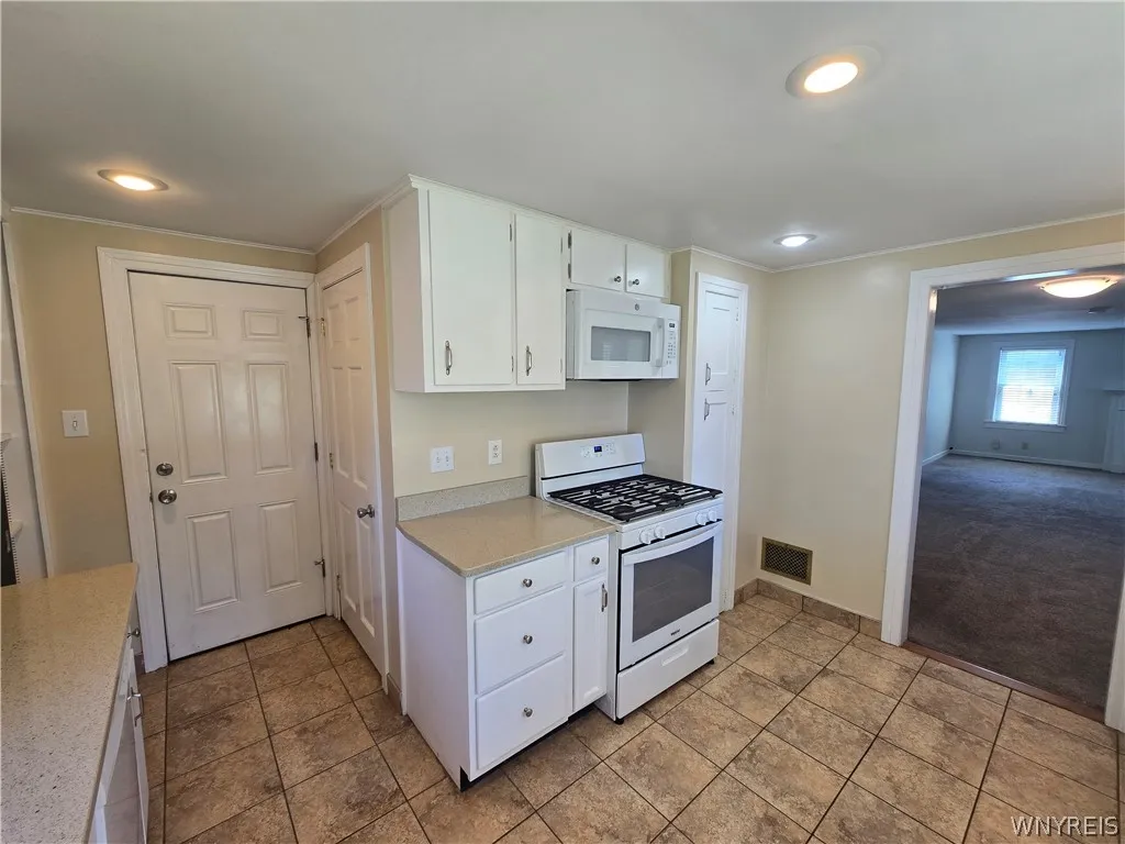 4289 Harris Hill Road, Clarence, New York 14221, Clarence, New York 14221, 4 Bedrooms Bedrooms, 7 Rooms Rooms,1 BathroomBathrooms,Residential Lease,For Rent,4289 Harris Hill Road, Clarence, New York 14221,0,B1683222