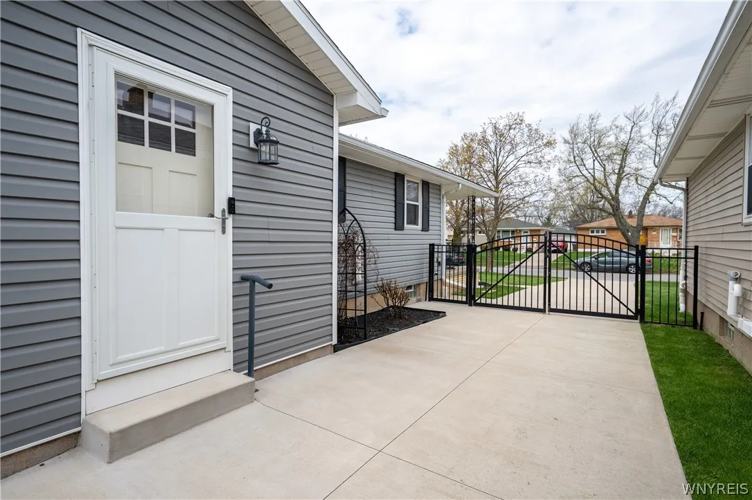 209 Oakvale Boulevard, Tonawanda, New York 14223, Tonawanda, New York 14223, 3 Bedrooms Bedrooms, 9 Rooms Rooms,2 BathroomsBathrooms,Residential,For Sale,209 Oakvale Boulevard, Tonawanda, New York 14223,0,B1683697
