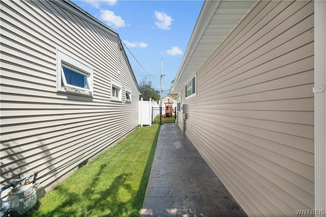 635 Lynbrook Avenue, Tonawanda, New York 14150, Tonawanda, New York 14150, 3 Bedrooms Bedrooms, 9 Rooms Rooms,2 BathroomsBathrooms,Residential,For Sale,635 Lynbrook Avenue, Tonawanda, New York 14150,0,B1684642