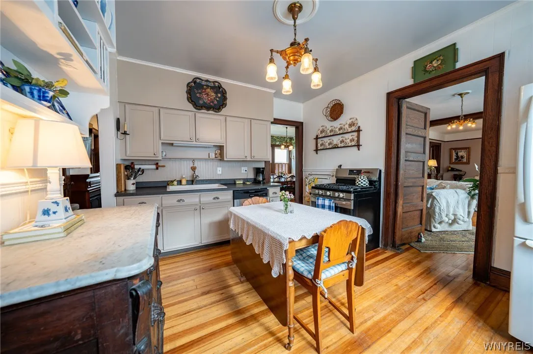 487 Main Street, West Seneca, New York 14224, West Seneca, New York 14224, 5 Bedrooms Bedrooms, 11 Rooms Rooms,2 BathroomsBathrooms,Residential,For Sale,487 Main Street, West Seneca, New York 14224,0,B1685355