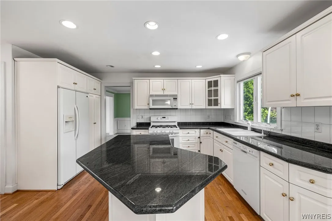 Kitchen, generous granite island