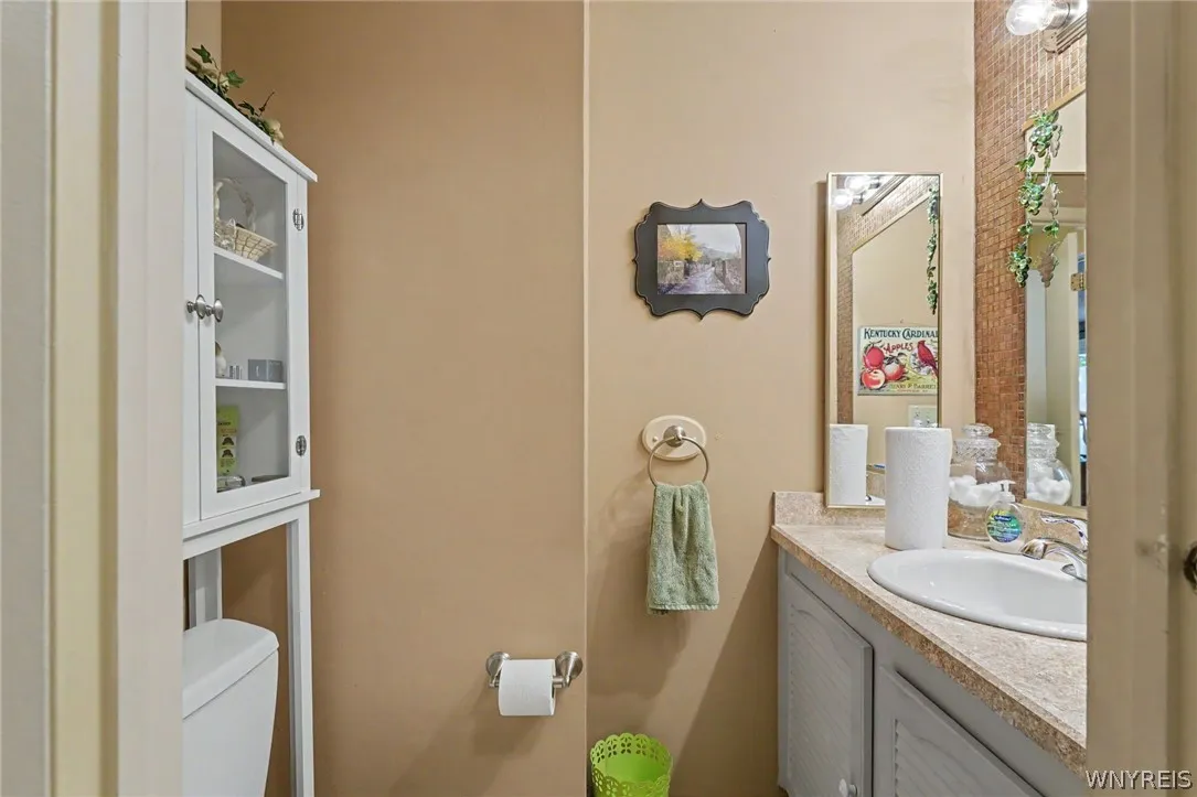 8 Vermont Place, West Seneca, New York 14224, West Seneca, New York 14224, 3 Bedrooms Bedrooms, 6 Rooms Rooms,1 BathroomBathrooms,Residential,For Sale,8 Vermont Place, West Seneca, New York 14224,0,B1683016