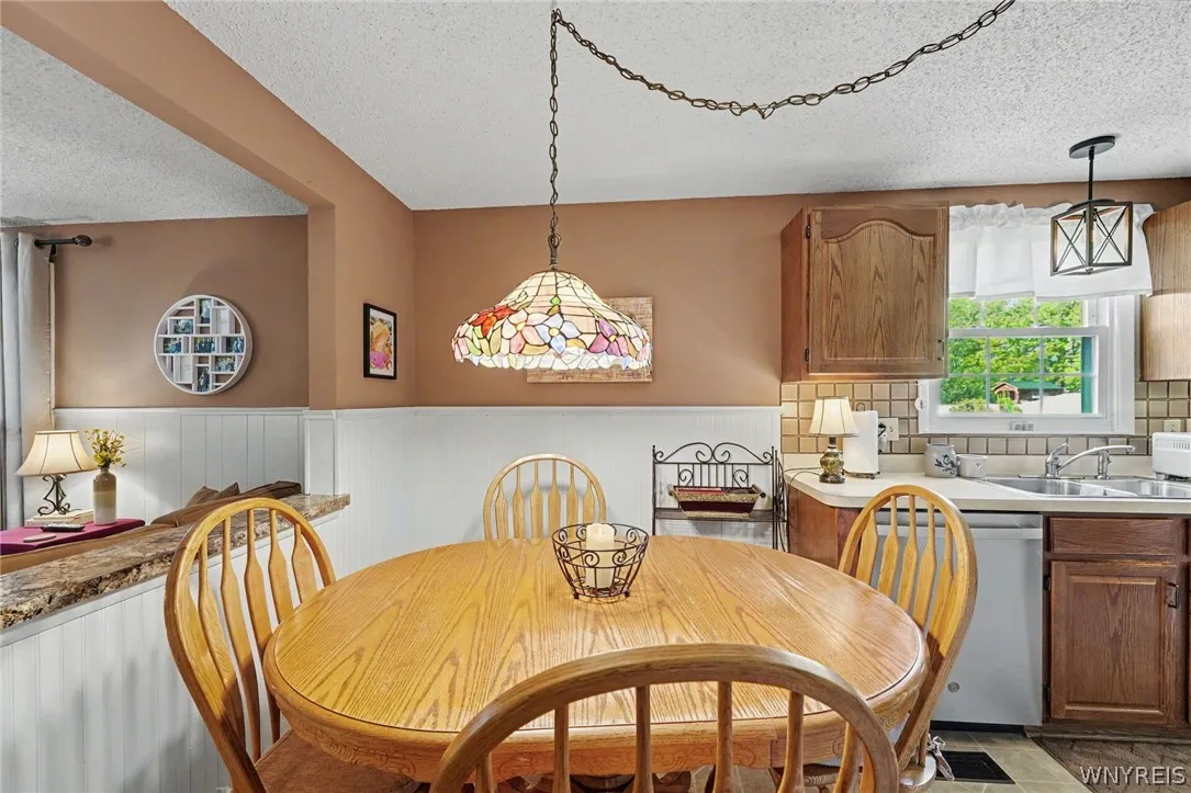 8 Vermont Place, West Seneca, New York 14224, West Seneca, New York 14224, 3 Bedrooms Bedrooms, 6 Rooms Rooms,1 BathroomBathrooms,Residential,For Sale,8 Vermont Place, West Seneca, New York 14224,0,B1683016